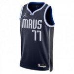 Color Bleu du produit Maillot NBA Luka Doncic Dallas Mavericks Jordan...