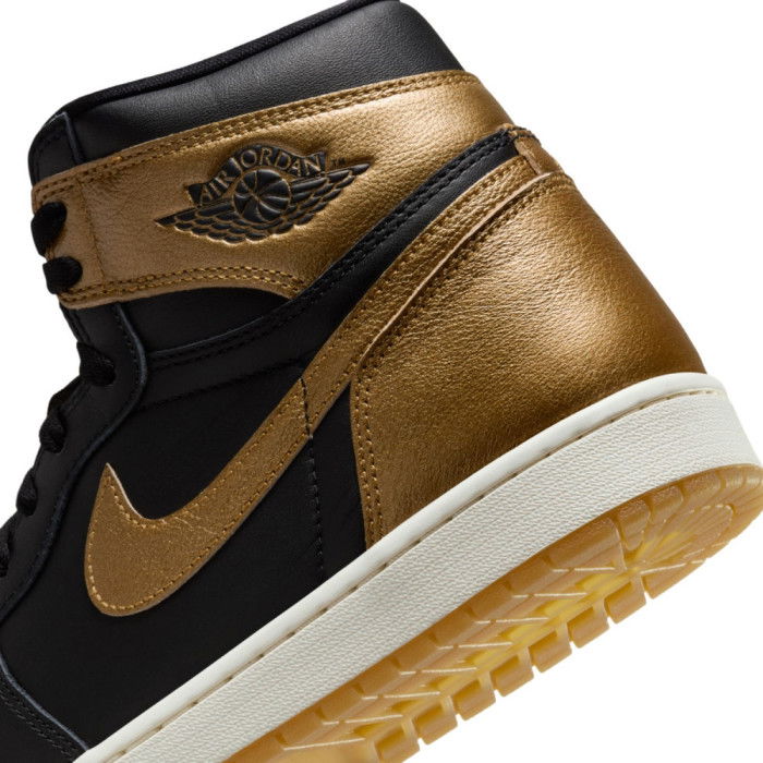 Air Jordan 1 Retro High OG Black and Gold image n°6