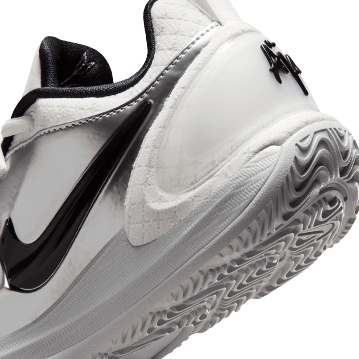 Nike A'two "mirrored" summit white/black-metallic silver