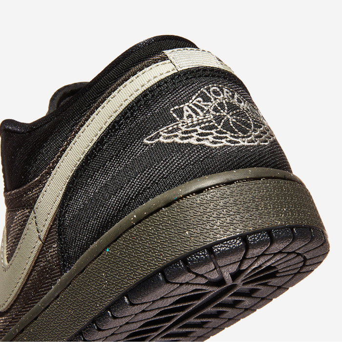 Air Jordan 1 Low Se black/newsprint-spruce fog