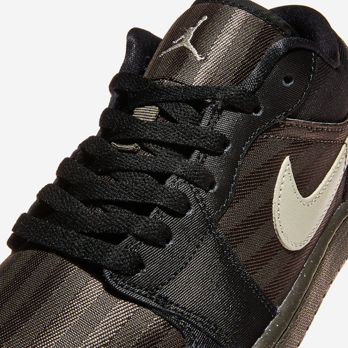 Air Jordan 1 Low Se black/newsprint-spruce fog