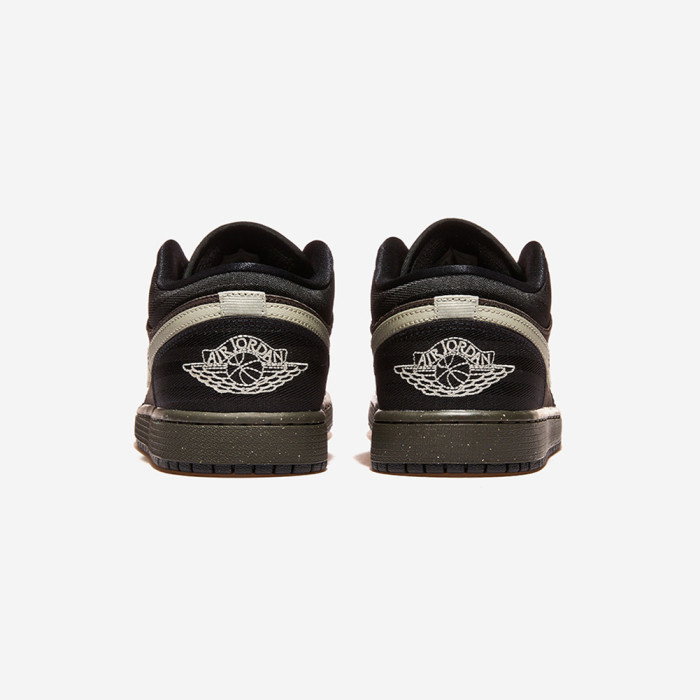 Air Jordan 1 Low Se black/newsprint-spruce fog