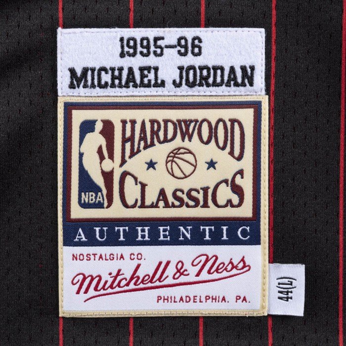 Authentic Jersey '95 Chicago Bulls Ajy4lg19002-cbublck95mjo-2xl NBA image n°4