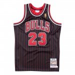Color Noir du produit Maillot NBA Michael Jordan Chicago Bulls 1996-97...